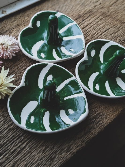 Hand-Painted Ceramic Monstera Leaf Jewelry Dish – Funky Pottery Ring Dish